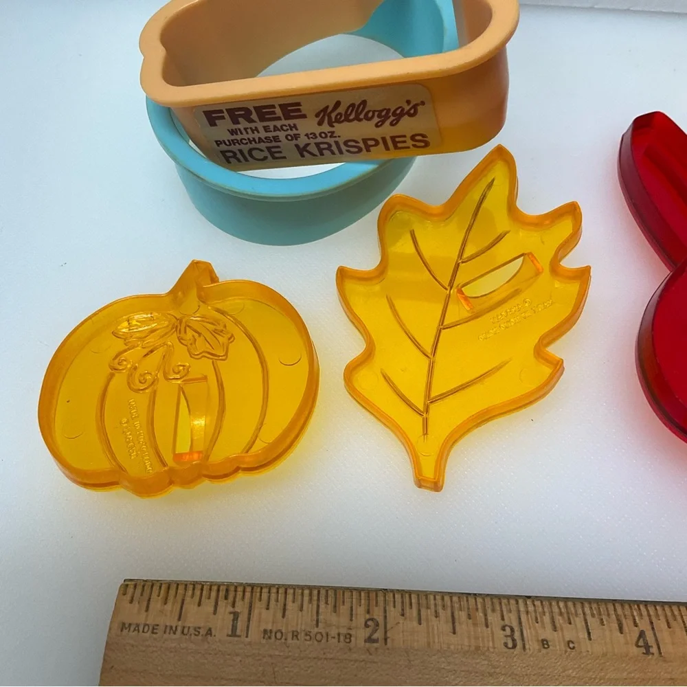 VINTAGE Cookie Cutters DC Comics Batman 1989 Rice Krispies Fall Shamrock Batman